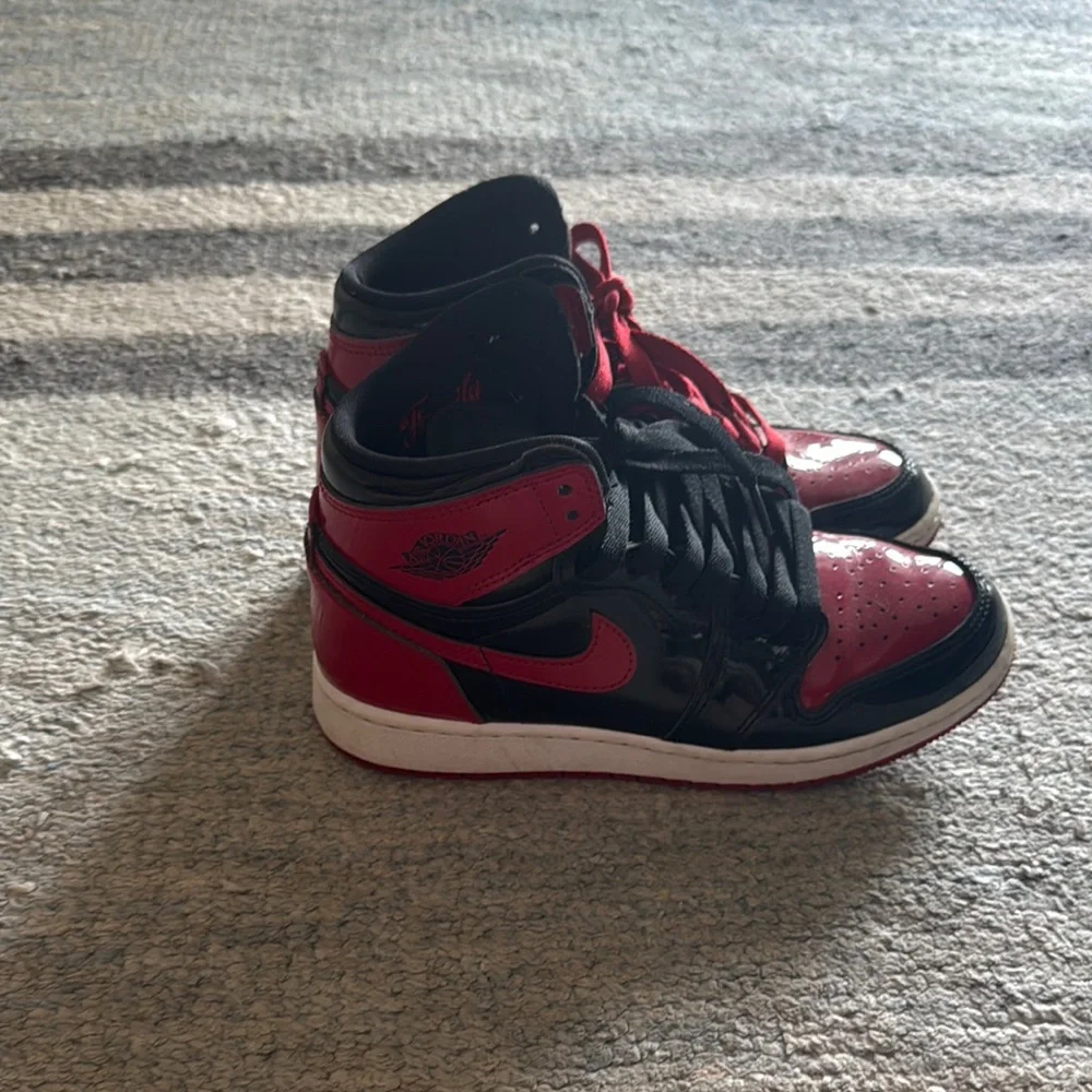 AIR JORDAN 1 RETRO HIGH OG 'PATENT BRED' SNEAKERS FOR MEN - Picture 3 of 6